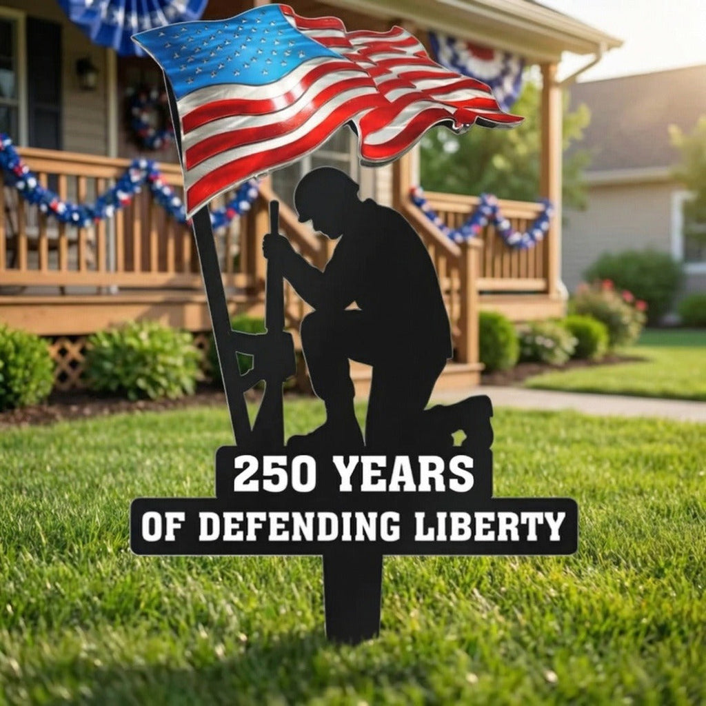 🏡 Honoring 250 Years of Liberty – Patriotic Garden Stake, Kneeling Soldier with American Flag 🎆✨